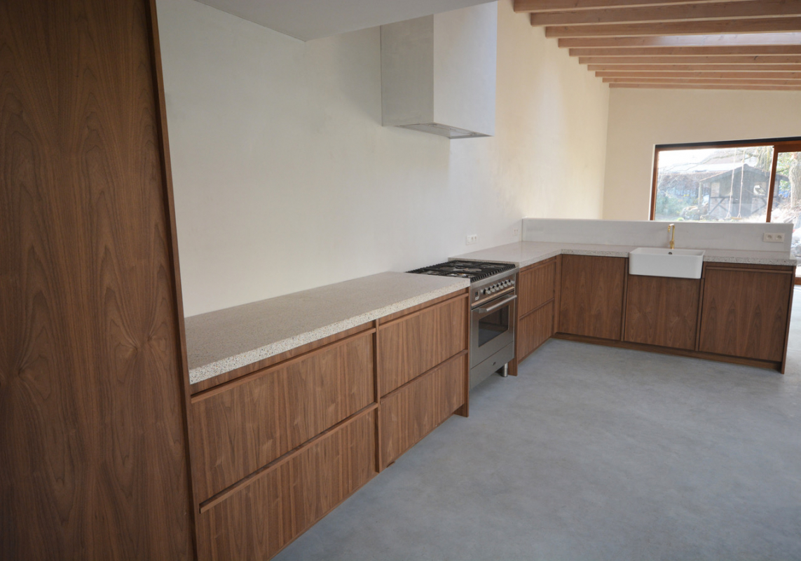 terrazzo aanrechtblad op houten keuken