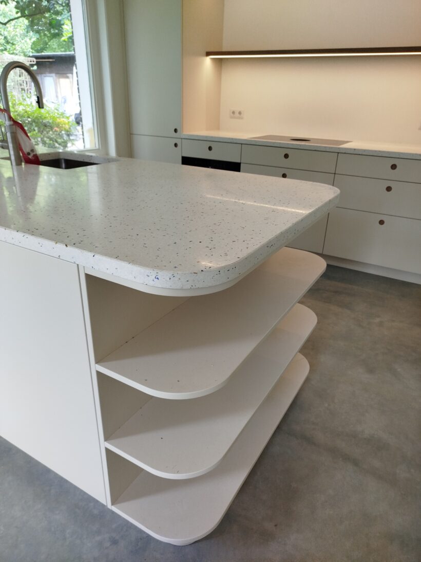 Blad in zelfde radius als kastjes – maatwerk in terrazzo